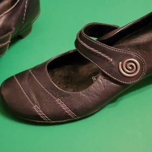 Remonte black leather Mary Jane low heel shoes.